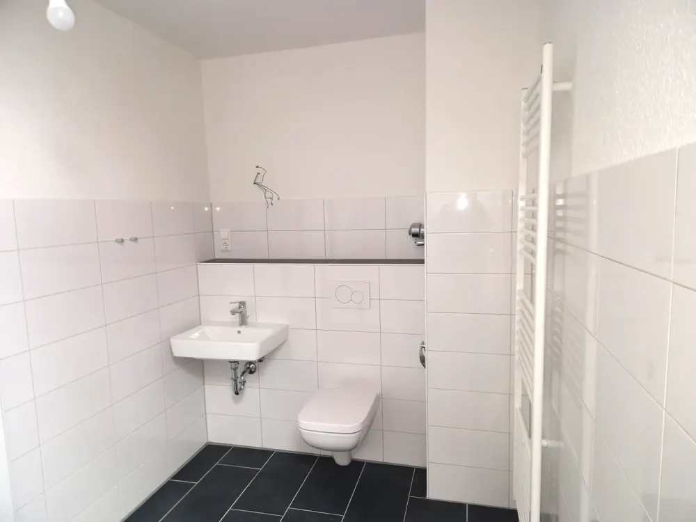 Hoch hinaus mit viel Platzspaß: renovierte 2-Zi.-DG-Wohnung