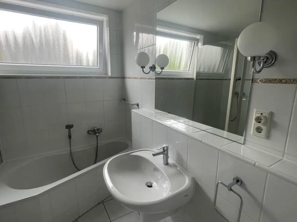 Top Lage in Heerdt - Top Wohnung - sehr gut geschnittene 4-Zimmer Wohnung - neue Küche