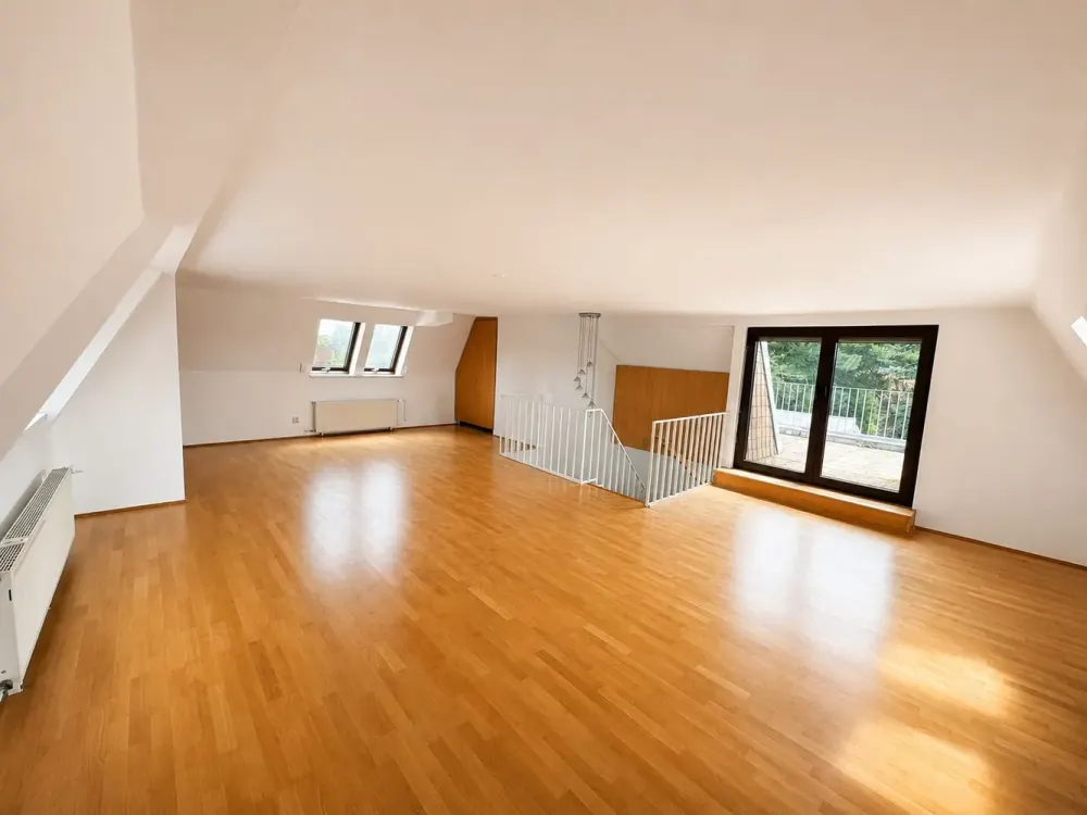 Großzügige lichtdurchflutete 4-Zi Wohnung mit EBK, Balkon und Dachterrasse