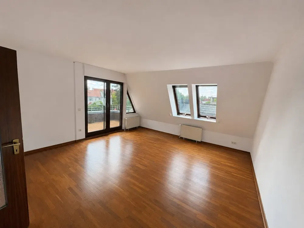 Großzügige lichtdurchflutete 4-Zi Wohnung mit EBK, Balkon und Dachterrasse