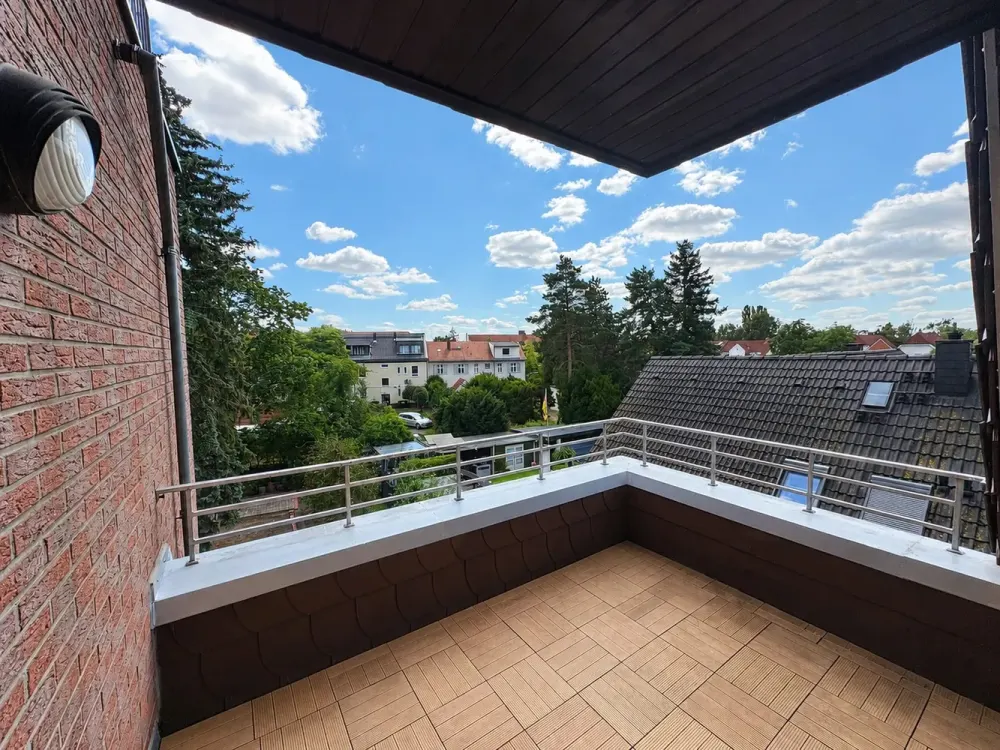 Großzügige lichtdurchflutete 4-Zi Wohnung mit EBK, Balkon und Dachterrasse