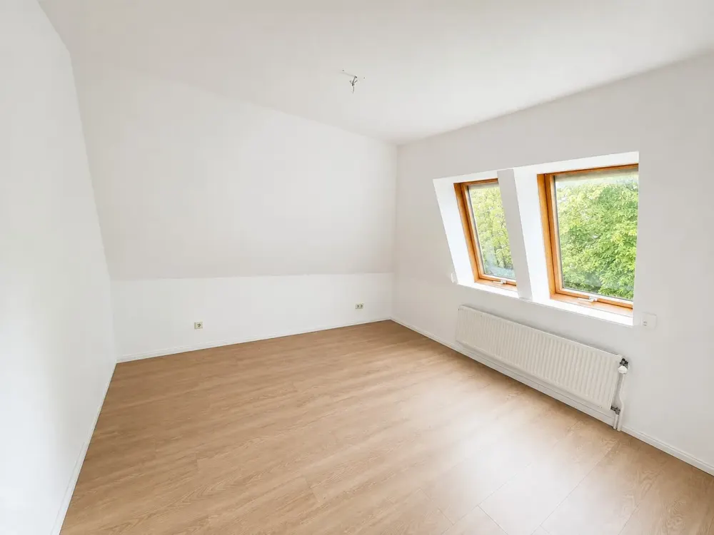 Großzügige lichtdurchflutete 4-Zi Wohnung mit EBK, Balkon und Dachterrasse