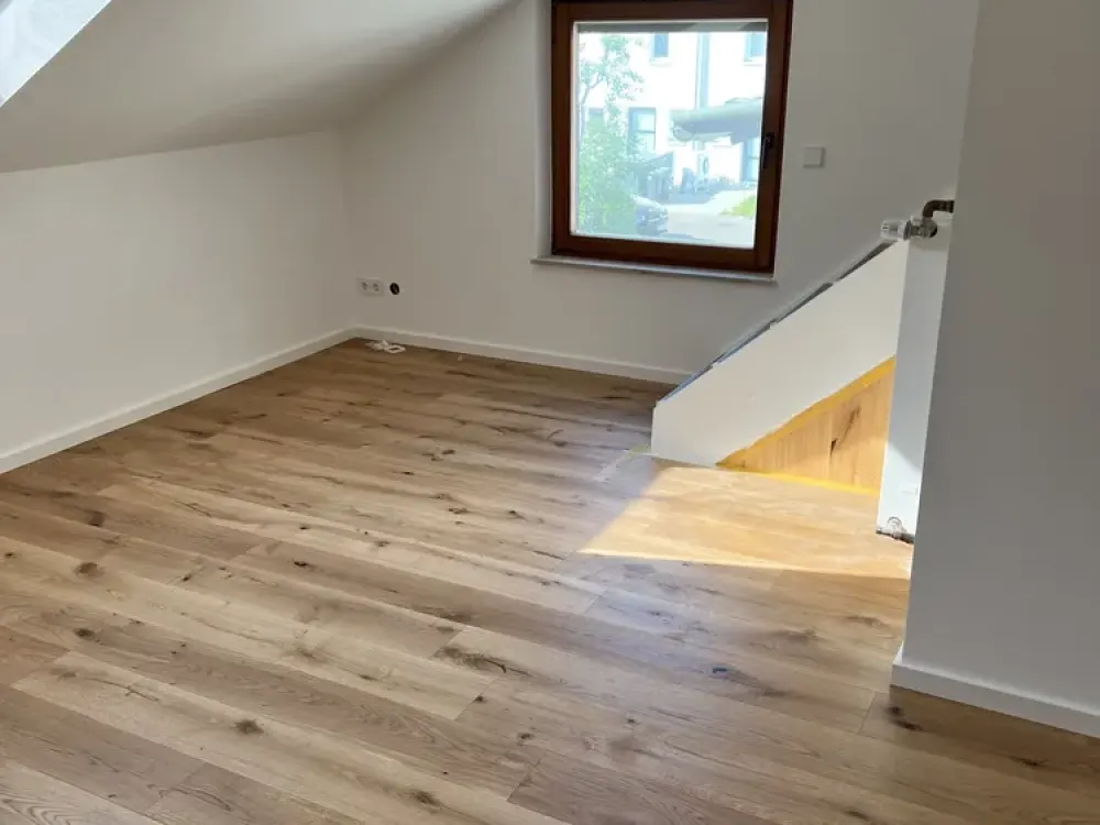 Renovierte Wohnung mit hochwertigerEinbauküche, kleinem Garten und großzügigem Bad-frei ab sofort!!