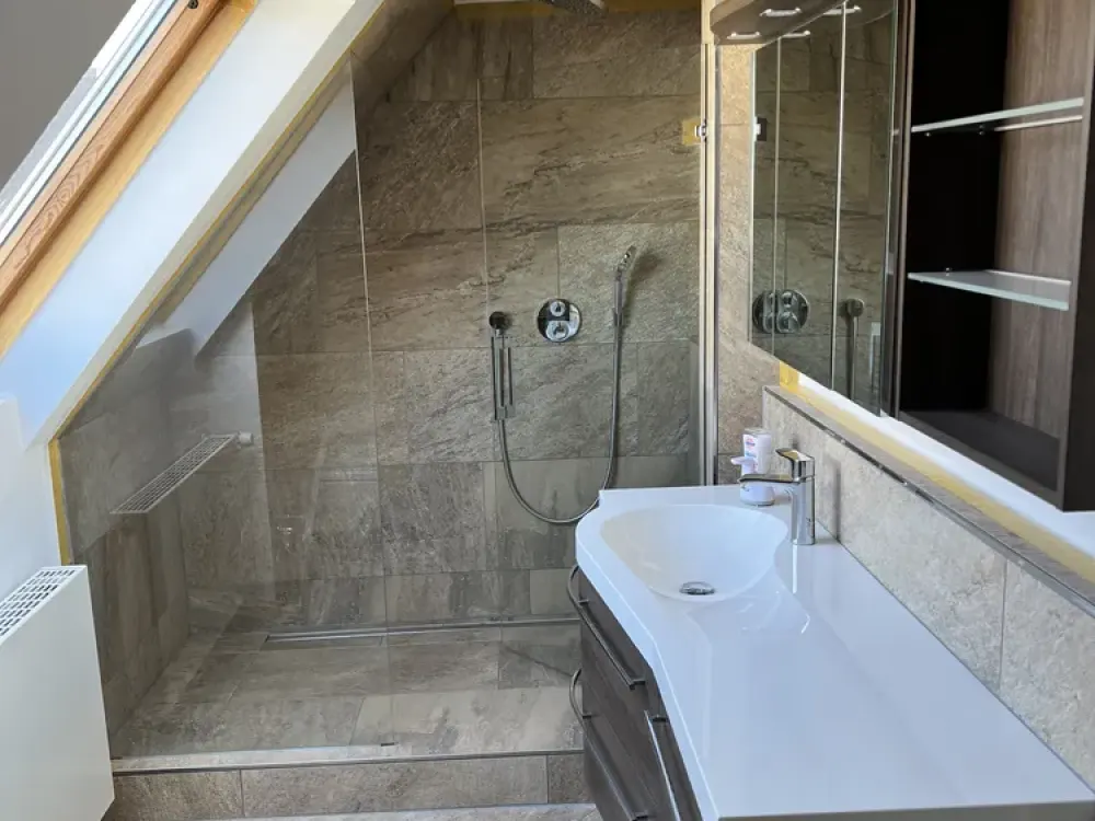 Renovierte Wohnung mit hochwertigerEinbauküche, kleinem Garten und großzügigem Bad-frei ab sofort!!