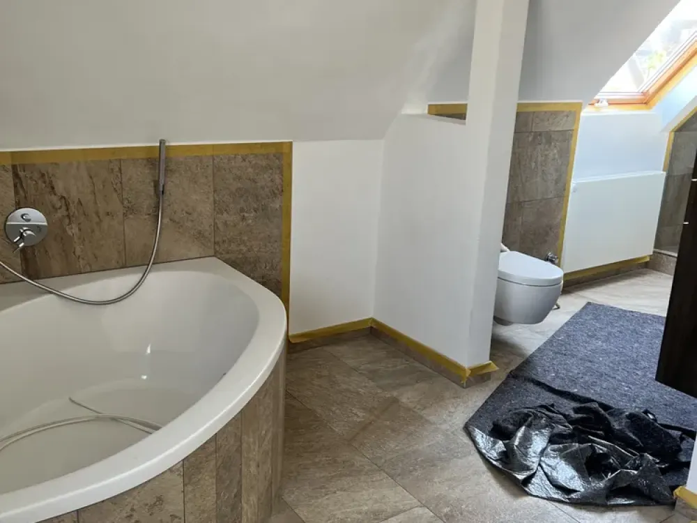 Renovierte Wohnung mit hochwertigerEinbauküche, kleinem Garten und großzügigem Bad-frei ab sofort!!