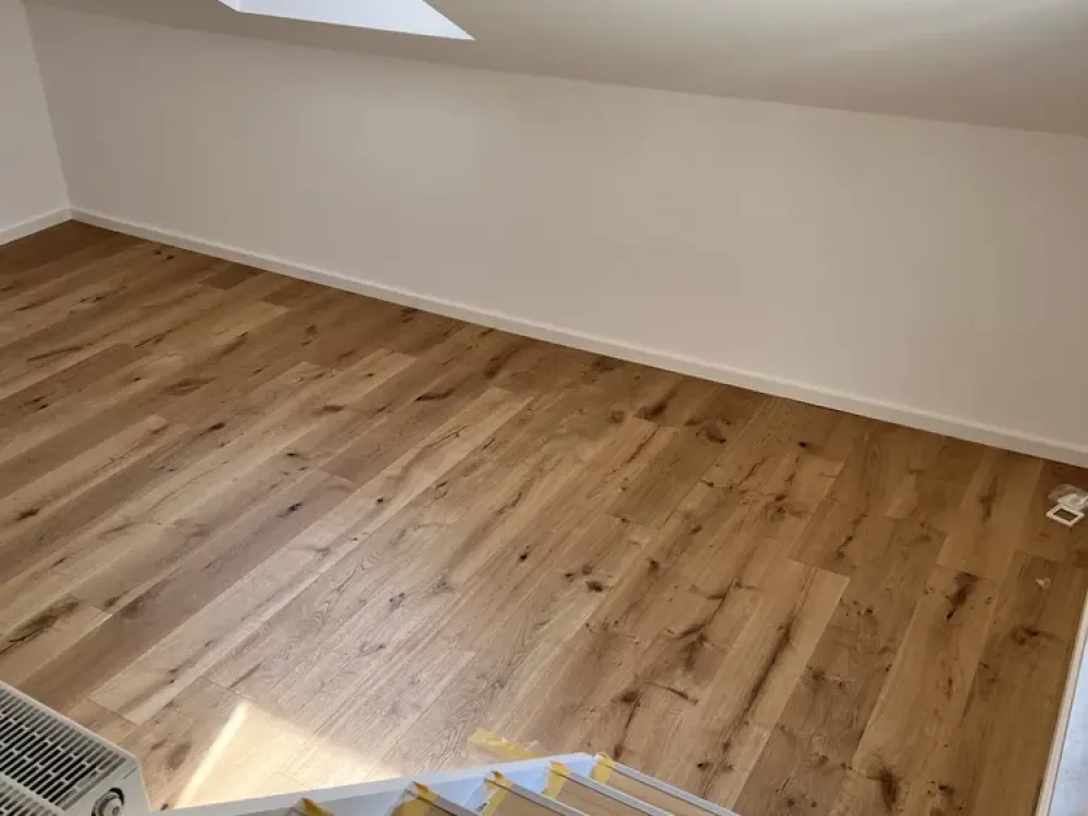 Renovierte Wohnung mit hochwertigerEinbauküche, kleinem Garten und großzügigem Bad-frei ab sofort!!