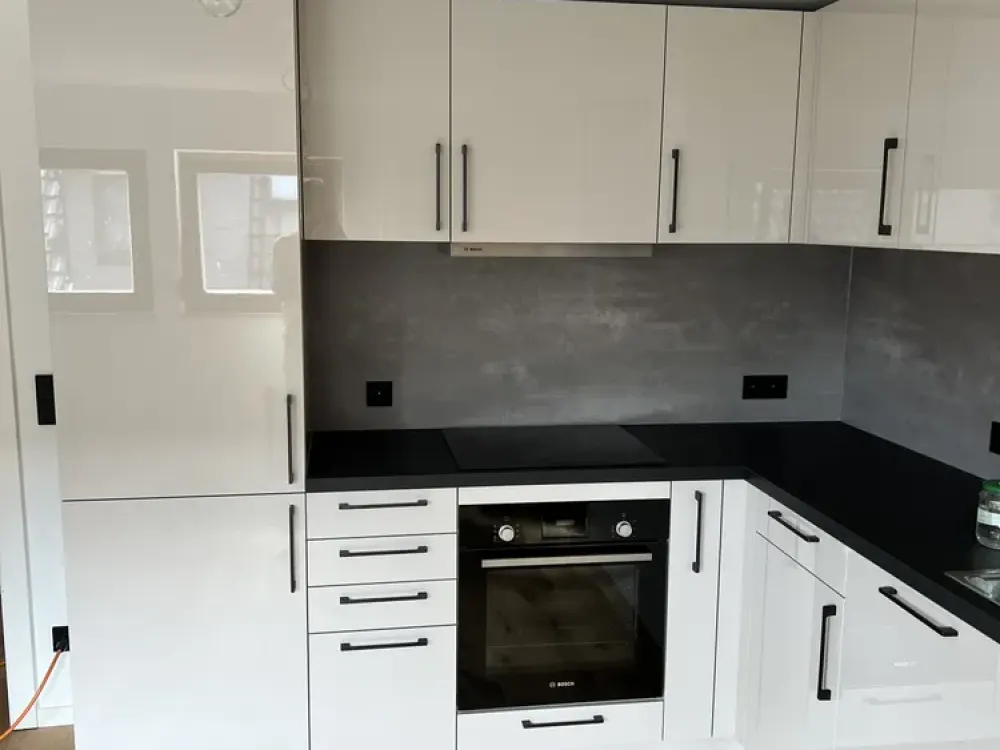 Renovierte Wohnung mit hochwertigerEinbauküche, kleinem Garten und großzügigem Bad-frei ab sofort!!
