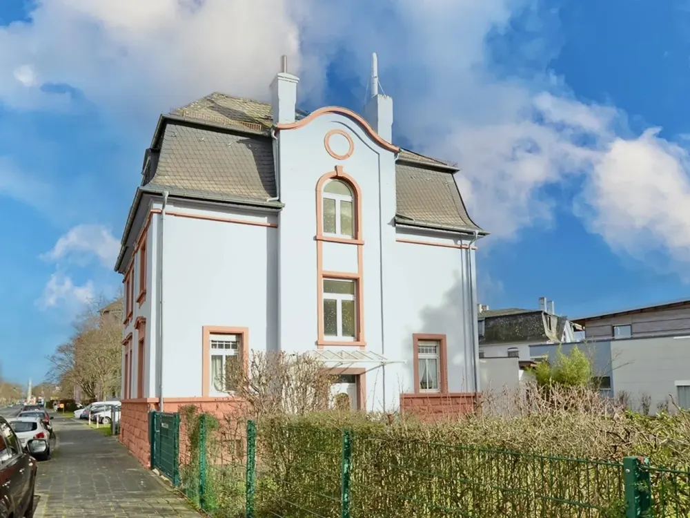 Living with Old Building Charm: 3-Room Apartment with Daylight Bathroom in Offenbach-Rumpenheim