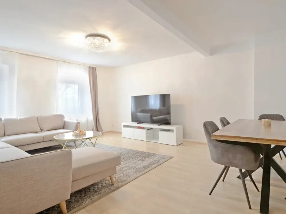 Living with Old Building Charm: 3-Room Apartment with Daylight Bathroom in Offenbach-Rumpenheim