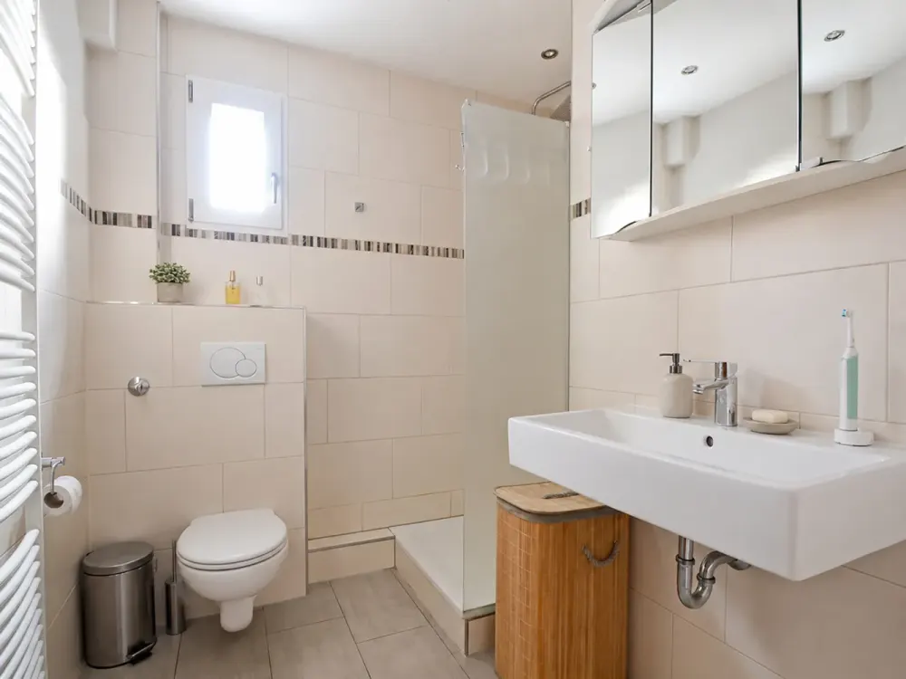 Living with Old Building Charm: 3-Room Apartment with Daylight Bathroom in Offenbach-Rumpenheim