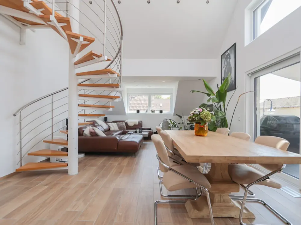 Exklusive Maisonettewohnung mit Galerie, Balkon und hochwertiger Ausstattung in ruhiger Feldlage von