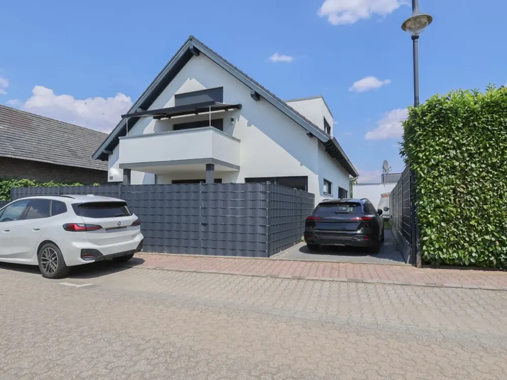 Exklusive Maisonettewohnung mit Galerie, Balkon und hochwertiger Ausstattung in ruhiger Feldlage von