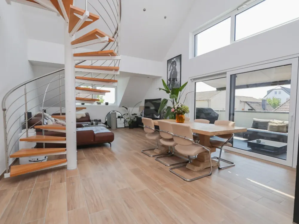 Exklusive Maisonettewohnung mit Galerie, Balkon und hochwertiger Ausstattung in ruhiger Feldlage von