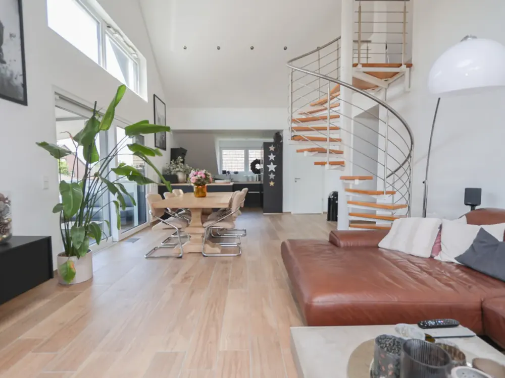 Exklusive Maisonettewohnung mit Galerie, Balkon und hochwertiger Ausstattung in ruhiger Feldlage von