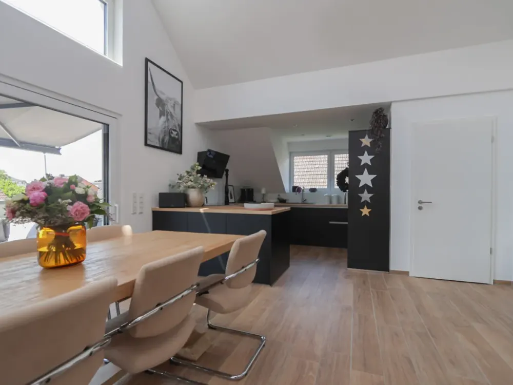 Exklusive Maisonettewohnung mit Galerie, Balkon und hochwertiger Ausstattung in ruhiger Feldlage von
