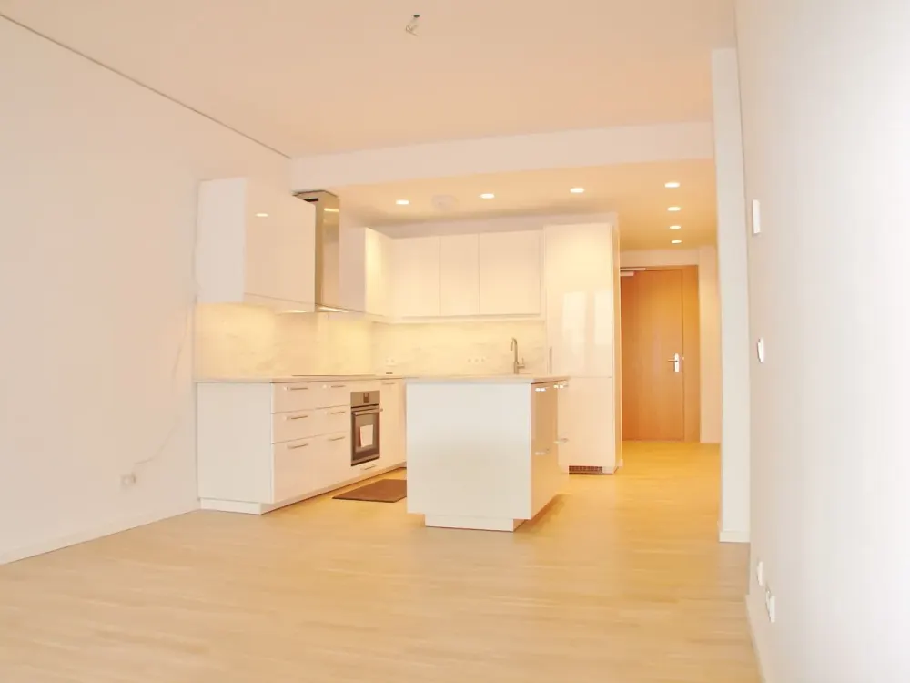 Modern 2-Room Apartment with Balcony and Fitted Kitchen in Frankfurt am Main