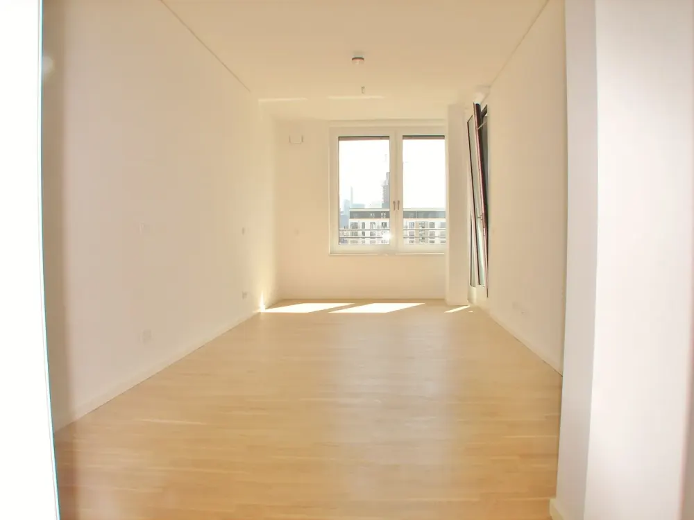 Modern 2-Room Apartment with Balcony and Fitted Kitchen in Frankfurt am Main