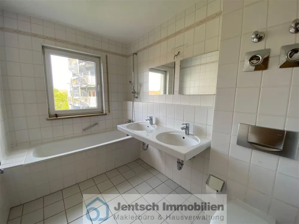 schöne 2-Raum Wohnung mit 2 Balkonen im Osten Leipzigs zu vermieten