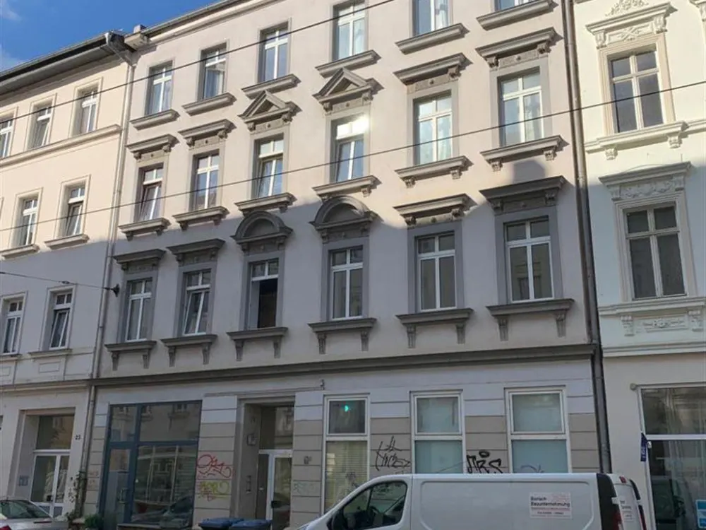 NEU-Sanierte DG 1-Zimmer mit Laminat und Wannenbad in zentraler Lage!