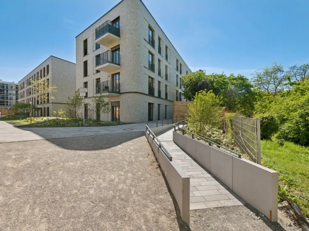 Deiker Höfe: Gut geschnittene 5-Zimmer-Wohnung mit Einbauküche und Loggia!