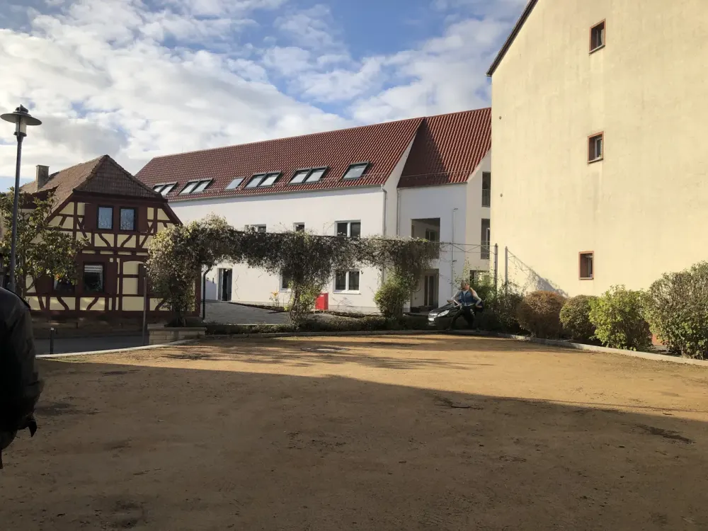 Schöne 3 Zimmer-DG-Whg mit großzügiger Loggia im ruhigen 6 Familienhaus