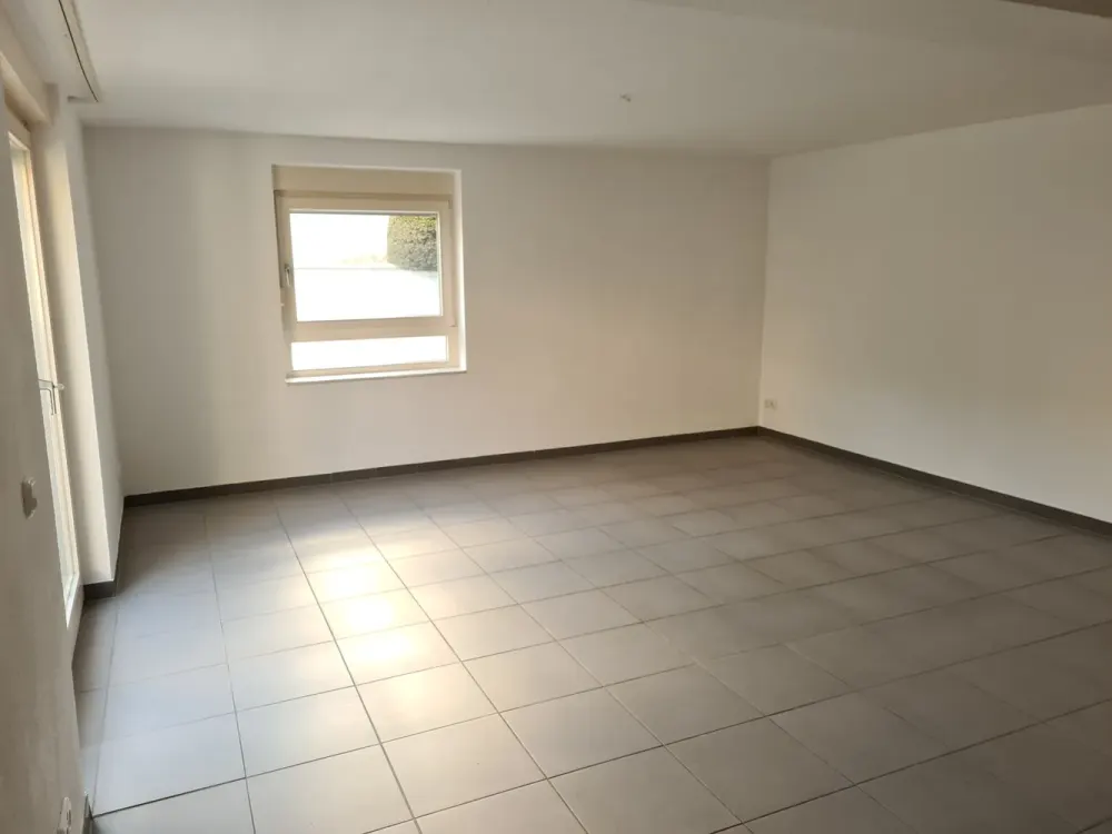 Exklusives, geräumiges und gepflegte 1-Zi.-Erdgeschossapp. mit Terrasse und EBK; €790