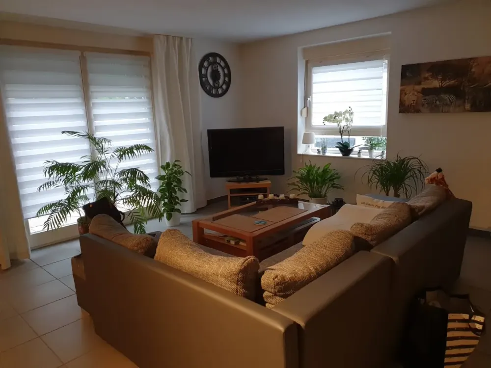Exklusives, geräumiges und gepflegte 1-Zi.-Erdgeschossapp. mit Terrasse und EBK; €790