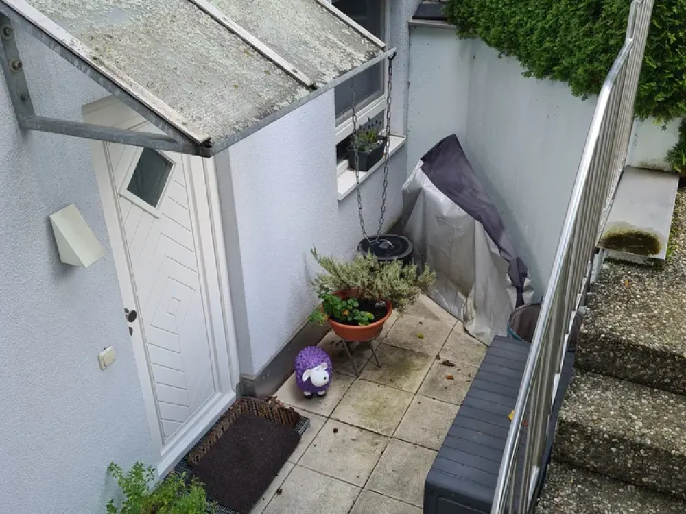 Exklusives, geräumiges und gepflegte 1-Zi.-Erdgeschossapp. mit Terrasse und EBK; €790