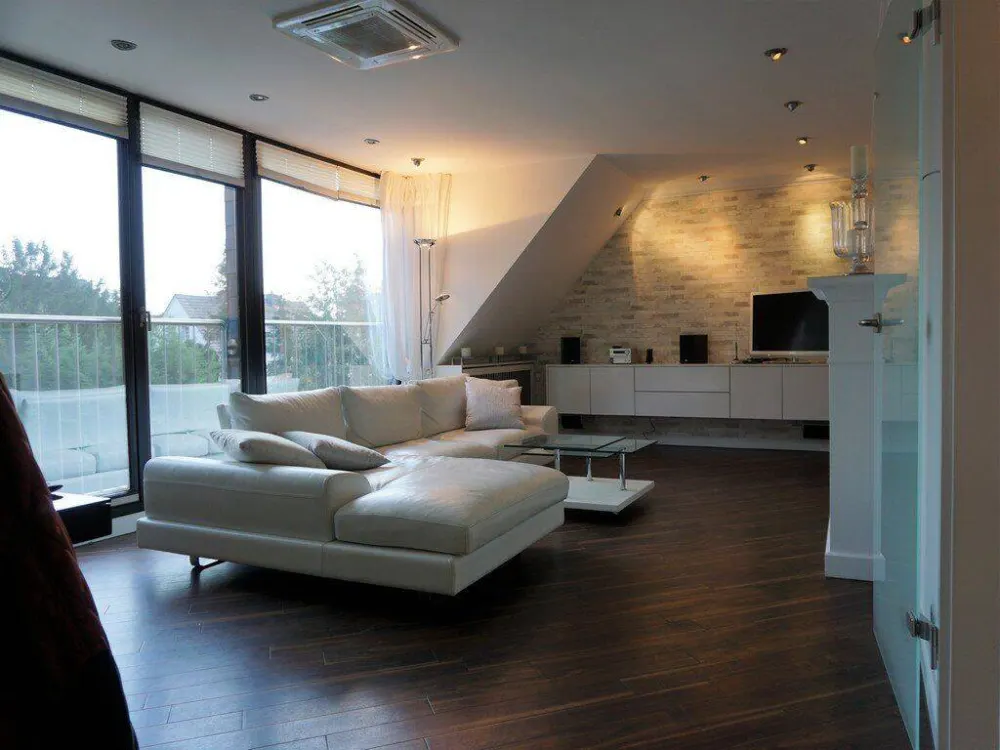 Klimatisierte Maisonette-Wohnung, voll möbliert, mit großer Dachterrasse & Stellplatz