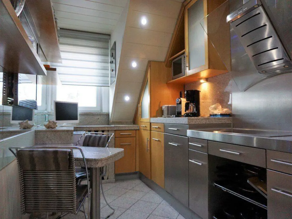 Klimatisierte Maisonette-Wohnung, voll möbliert, mit großer Dachterrasse & Stellplatz