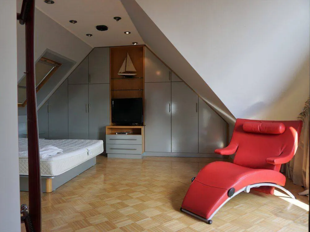 Klimatisierte Maisonette-Wohnung, voll möbliert, mit großer Dachterrasse & Stellplatz