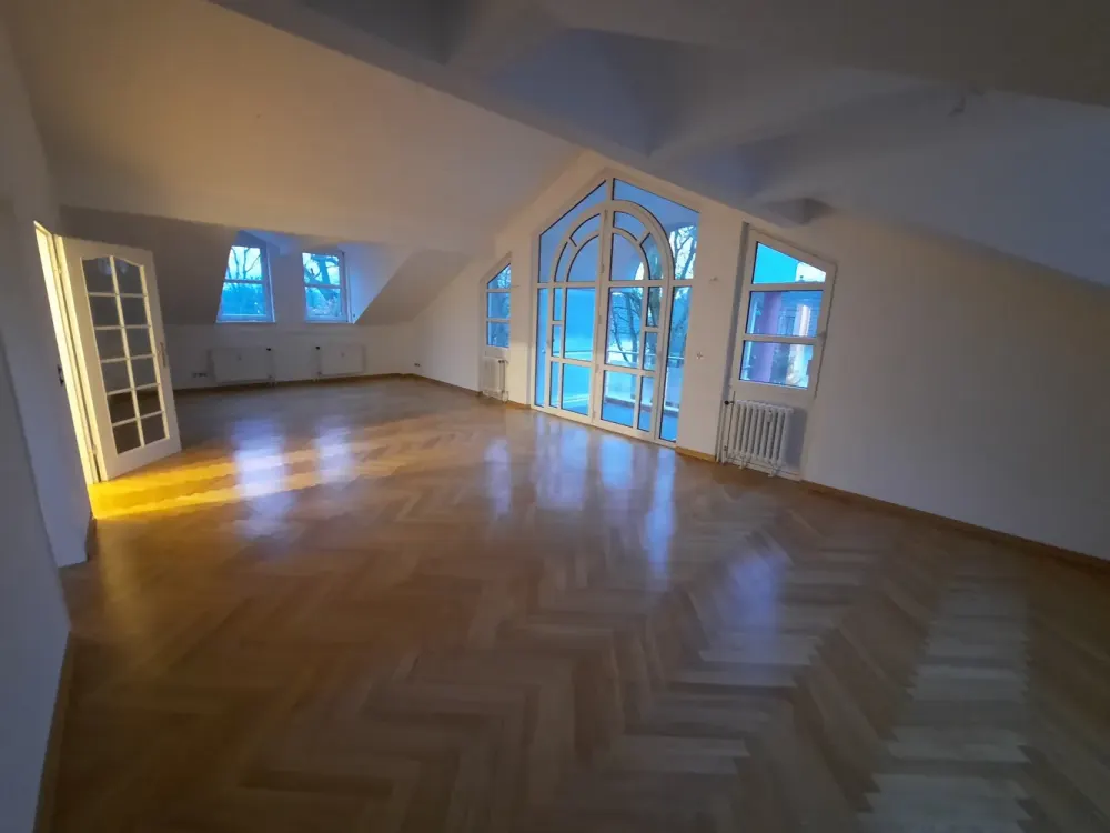 Große Dachgeschosswohnung im schönen Stadtteil Wannsee