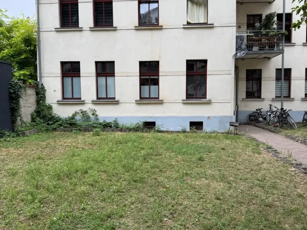 Wohnung im Hochparterre mit, Laminat, Bad mit Fenster, im Hinterhaus