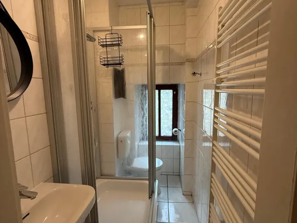 Wohnung im Hochparterre mit, Laminat, Bad mit Fenster, im Hinterhaus