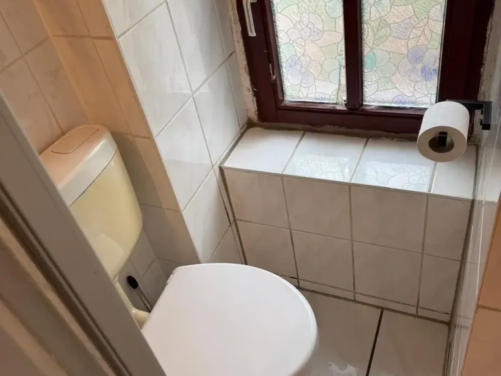 Wohnung im Hochparterre mit, Laminat, Bad mit Fenster, im Hinterhaus