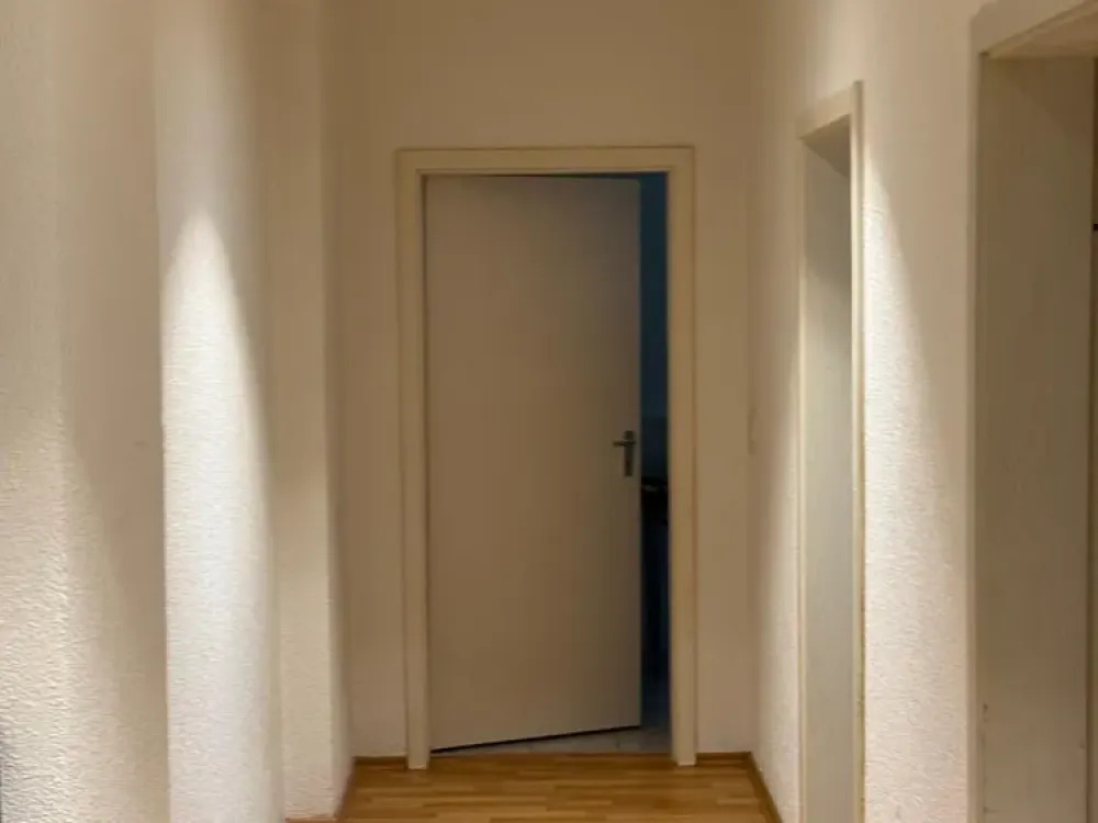 Wohnung im Hochparterre mit, Laminat, Bad mit Fenster, im Hinterhaus