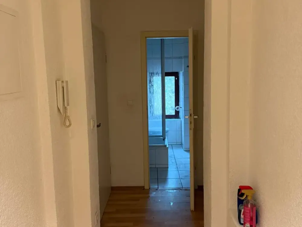 Wohnung im Hochparterre mit, Laminat, Bad mit Fenster, im Hinterhaus