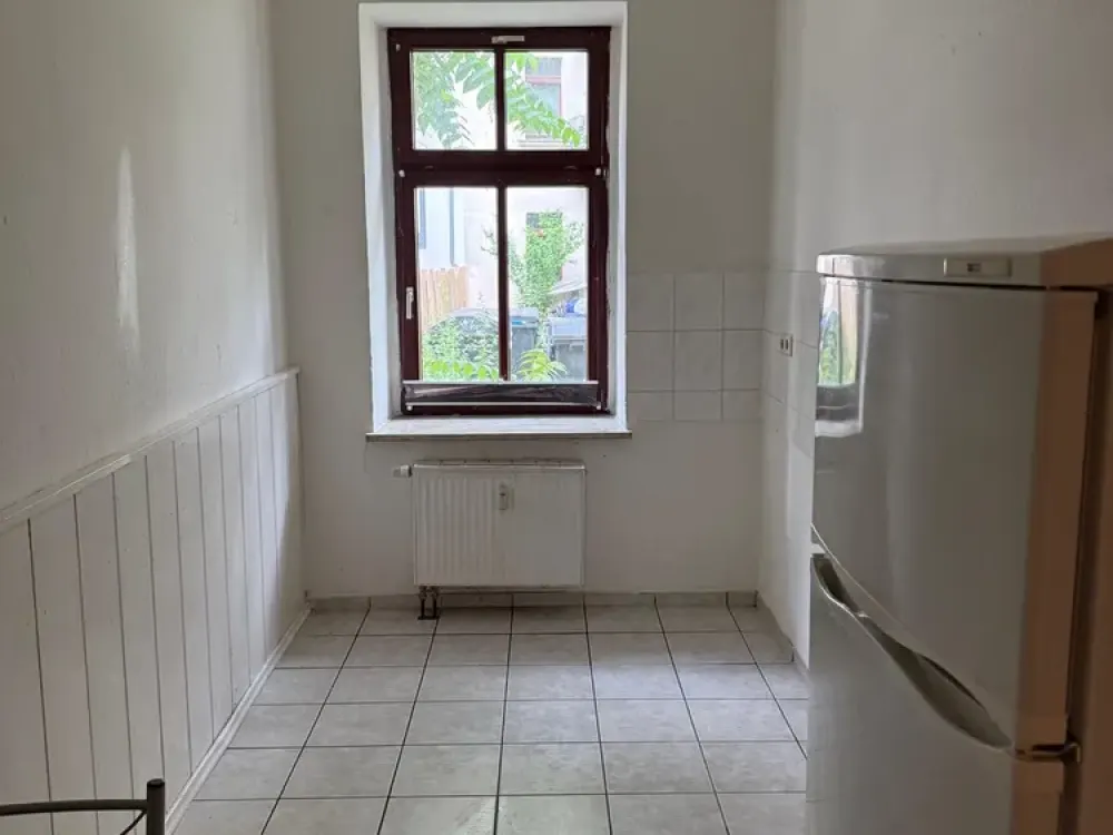 Wohnung im Hochparterre mit, Laminat, Bad mit Fenster, im Hinterhaus