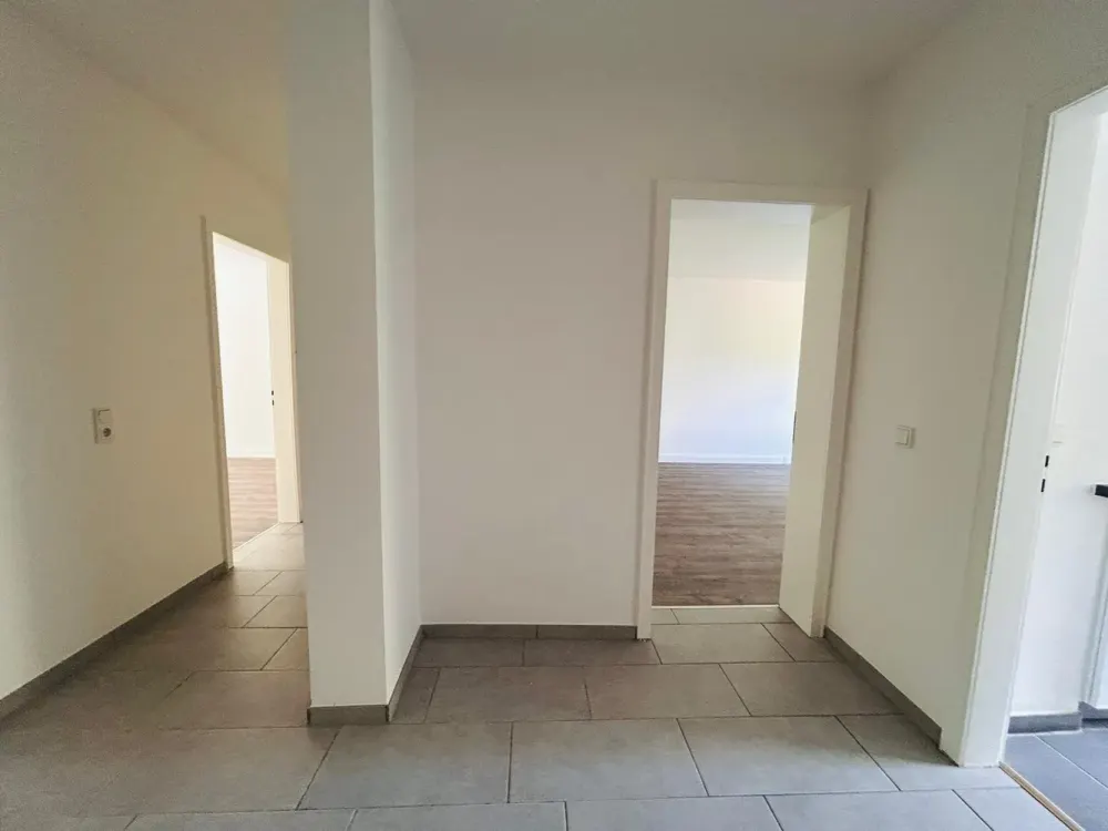 Moderne Vier-Zimmer-Wohnung mit Einbauküche und Balkon