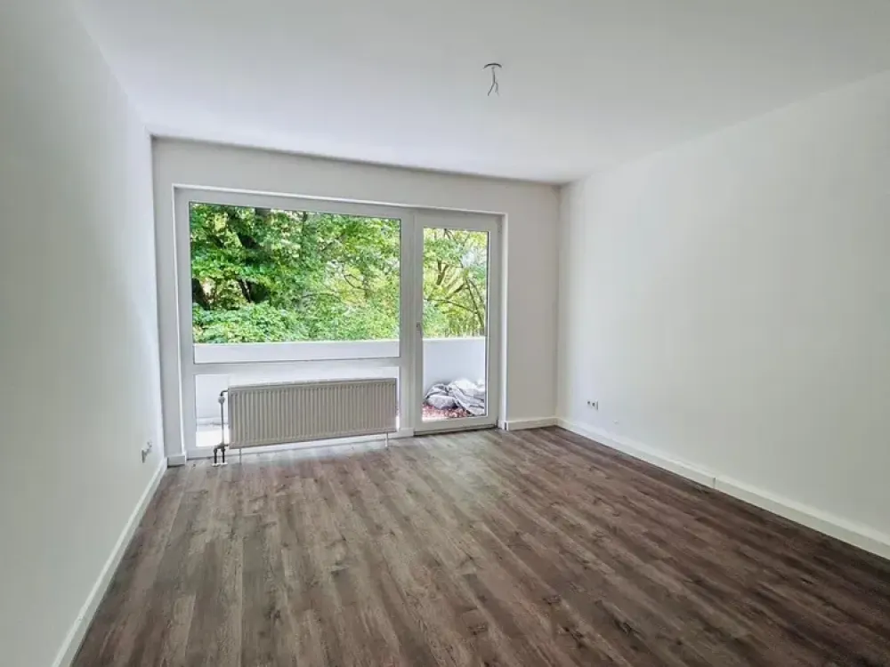 Moderne Vier-Zimmer-Wohnung mit Einbauküche und Balkon
