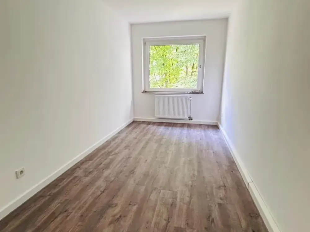 Moderne Vier-Zimmer-Wohnung mit Einbauküche und Balkon
