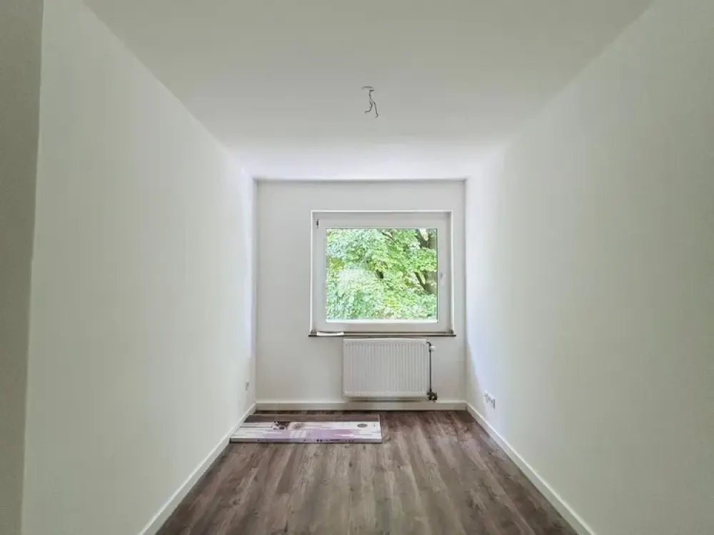 Moderne Vier-Zimmer-Wohnung mit Einbauküche und Balkon