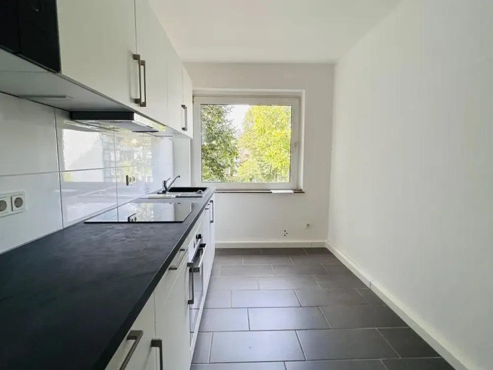 Moderne Vier-Zimmer-Wohnung mit Einbauküche und Balkon