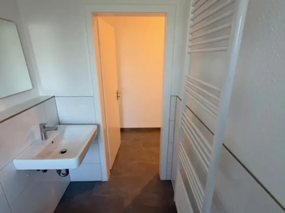 شقة في الطابق الأرضي مع غرفتين / مطبخ/طعام / حمام في Troisdorf-Oberlar، أول سكن بعد التجديد الشامل