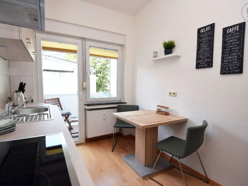 Kleine möblierte Wohnoase mit Balkon und Internet im Rathenauviertel