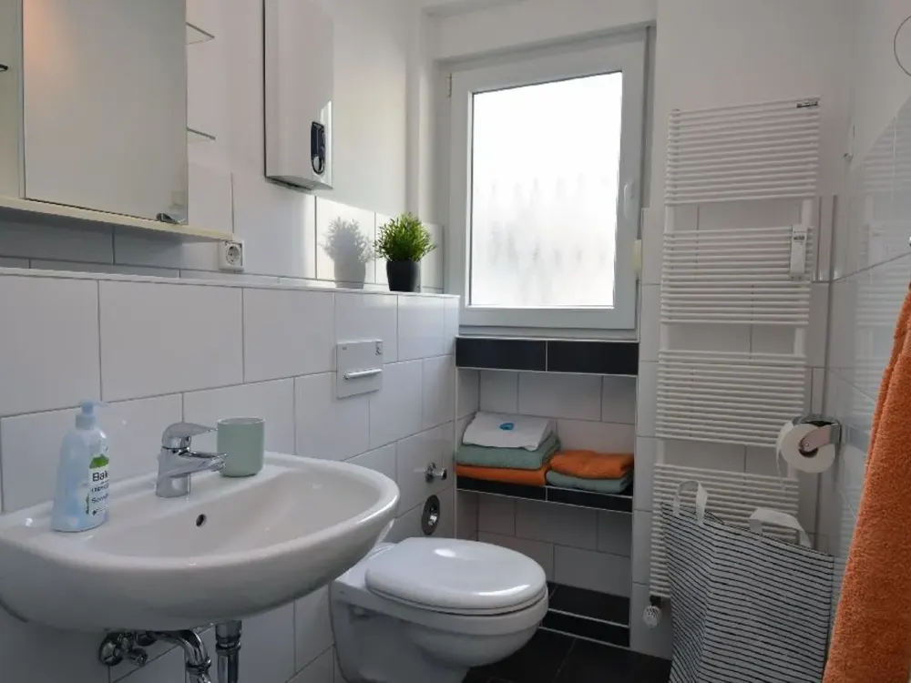 Kleine möblierte Wohnoase mit Balkon und Internet im Rathenauviertel