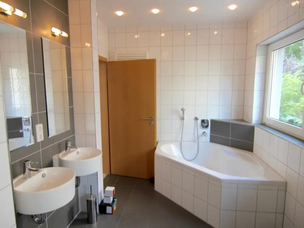 Luxeriös Wohnen in grüner HHL, Rand der Innenstadt mit Garten und PKW Stpl.