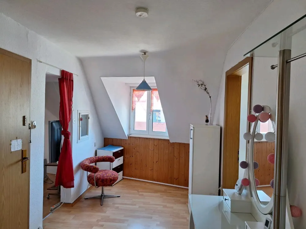 Kleine Dachgeschosswohnung befristet