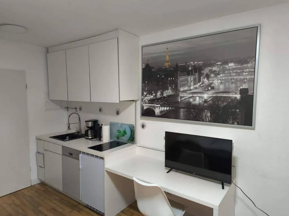 No deposit: furnished 23 m² stay by Brentanopark, 3 min to Frankfurt Fair