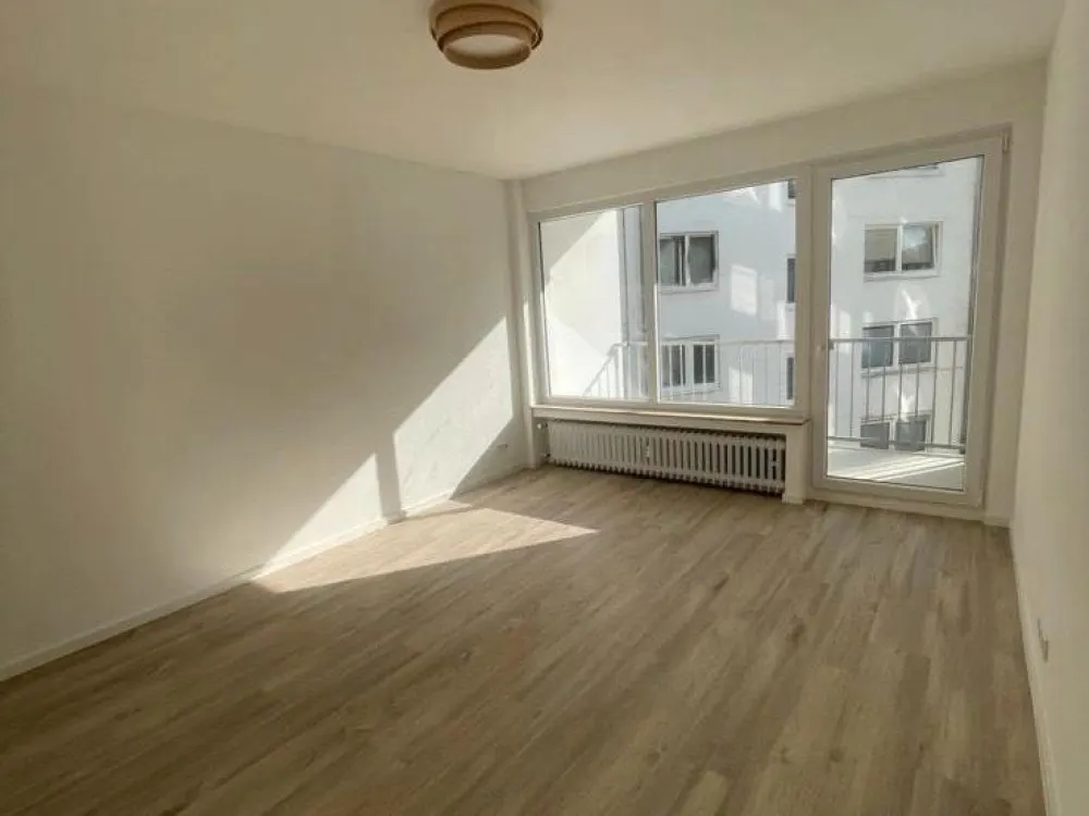 Modernes Zimmer mit Balkon in 5er WG zum 01.11.26